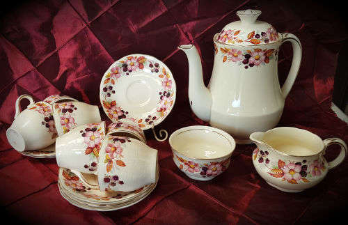 Vintage Alfred Meakin Teaset , pot, sugar bowl,creamer and 6 Duo's