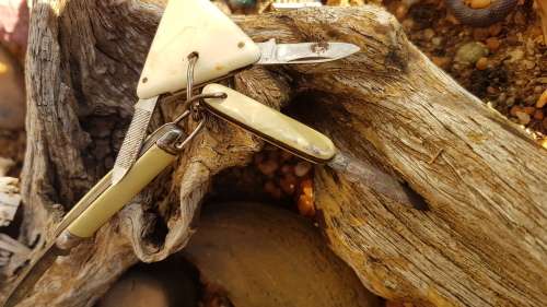 3 old small Keyring folding knifes 1x Richards sheffield , 1x Inter Italy Tri-angle 2 blade Knife a.
