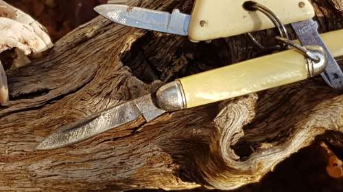 3 old small Keyring folding knifes 1x Richards sheffield , 1x Inter Italy Tri-angle 2 blade Knife a.