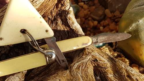 3 old small Keyring folding knifes 1x Richards sheffield , 1x Inter Italy Tri-angle 2 blade Knife a.