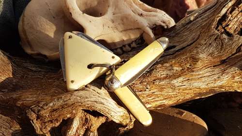 3 old small Keyring folding knifes 1x Richards sheffield , 1x Inter Italy Tri-angle 2 blade Knife a.