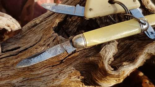 3 old small Keyring folding knifes 1x Richards sheffield , 1x Inter Italy Tri-angle 2 blade Knife a.
