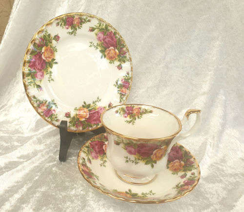 Vintage Royal Albert Bone China  -COUNTRY ROSES ' Trio Mint Condition- (6 available) bid is for one