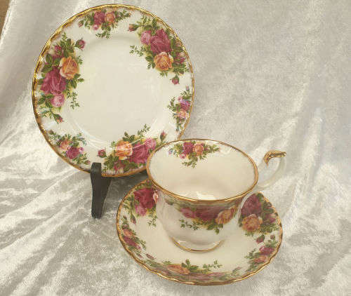 Vintage Royal Albert Bone China  -COUNTRY ROSES ' Trio Mint Condition- (6 available) bid is for one