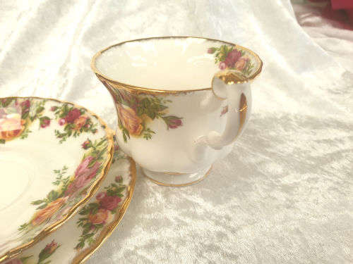 Vintage Royal Albert Bone China  -COUNTRY ROSES ' Trio Mint Condition- (6 available) bid is for one