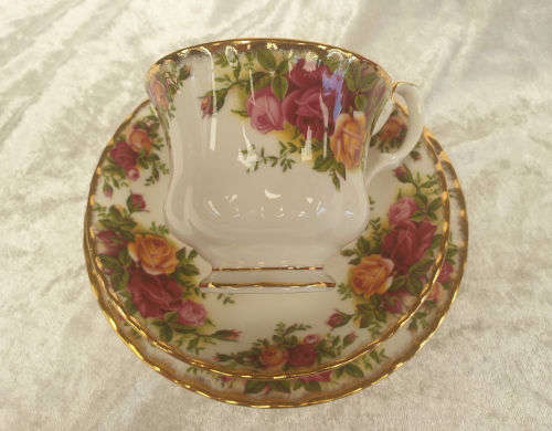 Vintage Royal Albert Bone China  -COUNTRY ROSES ' Trio Mint Condition- (6 available) bid is for one