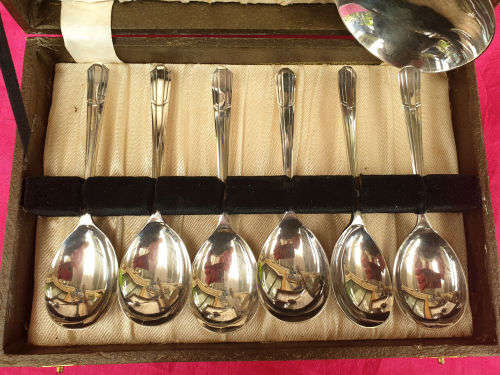 Antique J.T & S John Thompson & Sons 7 pc Spoonset boxed -Silversmits between 1860-1916 london
