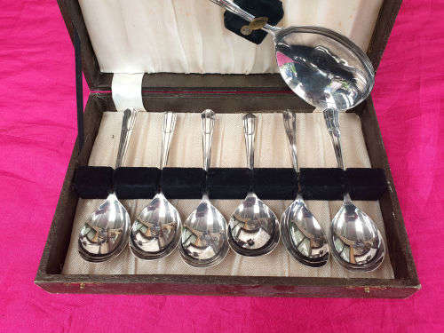 Antique J.T & S John Thompson & Sons 7 pc Spoonset boxed -Silversmits between 1860-1916 london