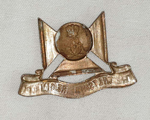 Vintage `The Wiltshire regiment cap badge` , top missing and pins off - 42x30mm
