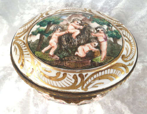 Beautiful Antique Capodimonte Italian Porcelain and metal Trinket box (CRACKED) 85x135x110mm