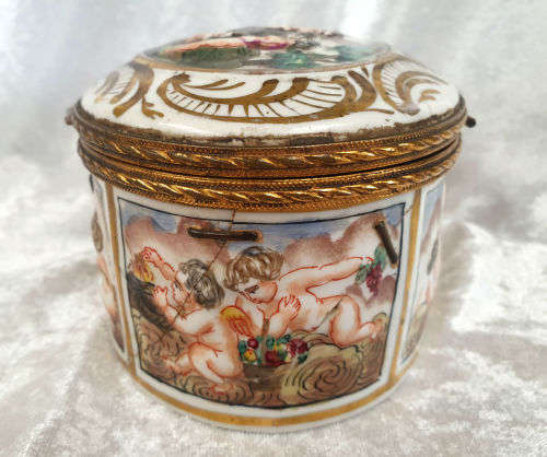 Beautiful Antique Capodimonte Italian Porcelain and metal Trinket box (CRACKED) 85x135x110mm
