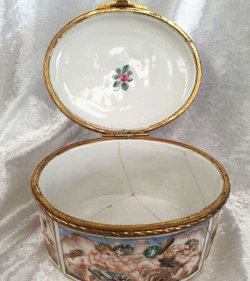 Beautiful Antique Capodimonte Italian Porcelain and metal Trinket box (CRACKED) 85x135x110mm