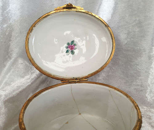 Beautiful Antique Capodimonte Italian Porcelain and metal Trinket box (CRACKED) 85x135x110mm