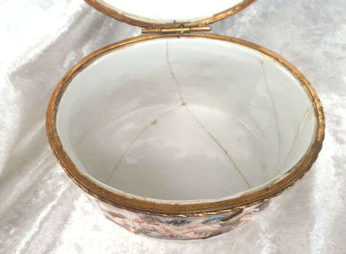 Beautiful Antique Capodimonte Italian Porcelain and metal Trinket box (CRACKED) 85x135x110mm