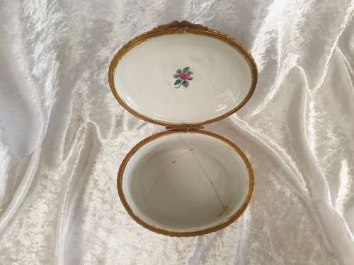 Beautiful Antique Capodimonte Italian Porcelain and metal Trinket box (CRACKED) 85x135x110mm