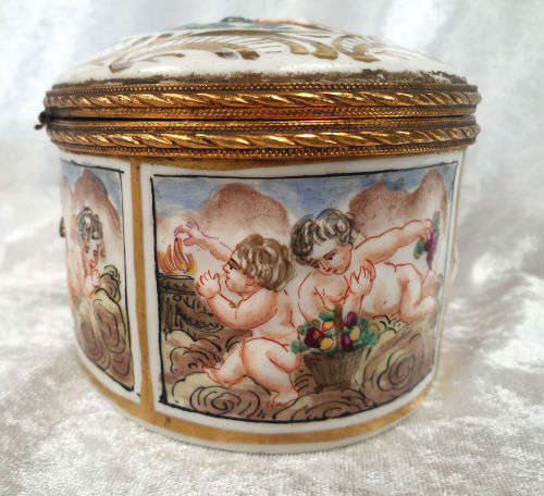 Beautiful Antique Capodimonte Italian Porcelain and metal Trinket box (CRACKED) 85x135x110mm