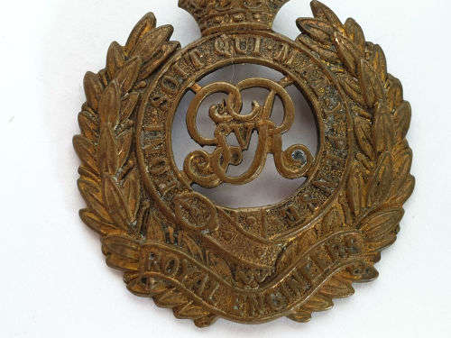 Royal Engineers WW2 Royal Engineers Corps (George VI) Cap Badge - see condition lug broken 40x46mm