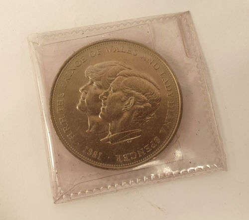 Collectable 1981 Royal Wedding Commemorative Crown Prince Charles and Lady Diana -Uncirulated