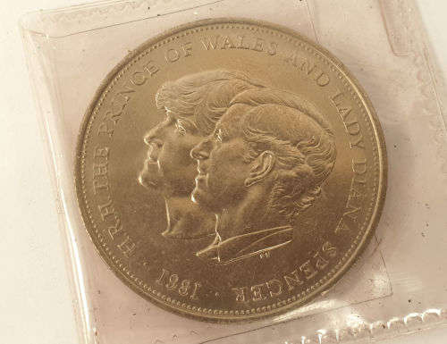 Collectable 1981 Royal Wedding Commemorative Crown Prince Charles and Lady Diana -Uncirulated