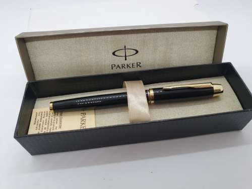 Beautiful Parker Rollerball (IL date code) Pen As new - Black with Gold Tone in Box with Booklet