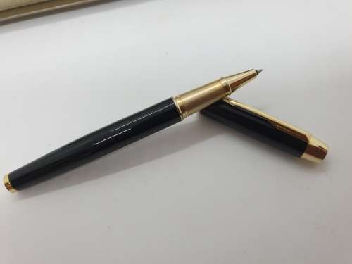 Beautiful Parker Rollerball (IL date code) Pen As new - Black with Gold Tone in Box with Booklet
