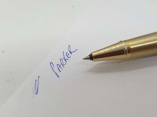 Beautiful Parker Rollerball (IL date code) Pen As new - Black with Gold Tone in Box with Booklet