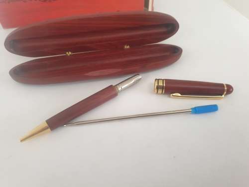 Vintage Gift set a Wood Pen in a wood  Case (Ink is Dry) Uses a Cross Refill