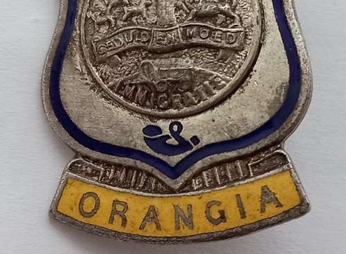 Vintage Orangia pin badge - Vryheid-Geduld en Moed Immigratie  33x26mm