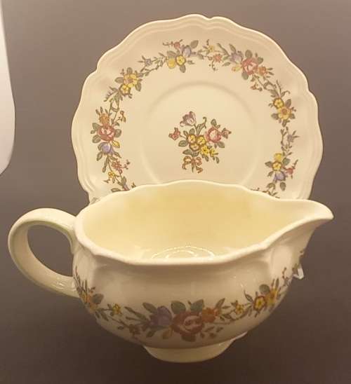 Vintage1942 to 1958  Royal Doulton Leighton (D6164)  Gravy boat with Saucer  - England