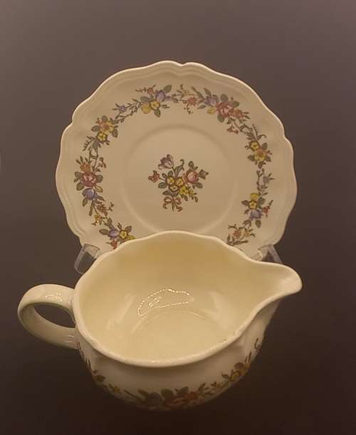 Vintage1942 to 1958  Royal Doulton Leighton (D6164)  Gravy boat with Saucer  - England