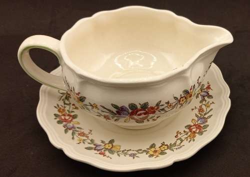 Vintage1942 to 1958  Royal Doulton Leighton (D6164)  Gravy boat with Saucer  - England