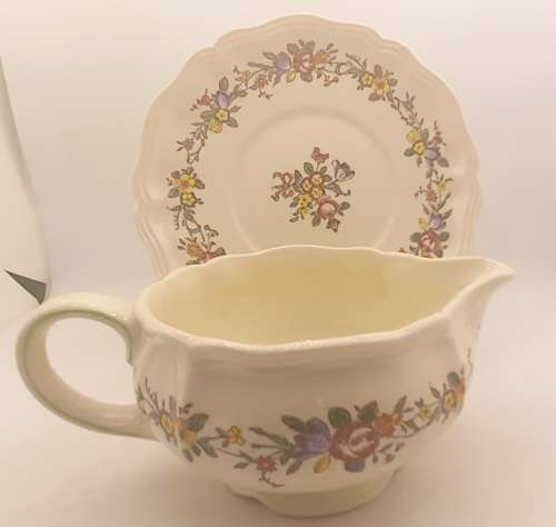 Vintage1942 to 1958  Royal Doulton Leighton (D6164)  Gravy boat with Saucer  - England