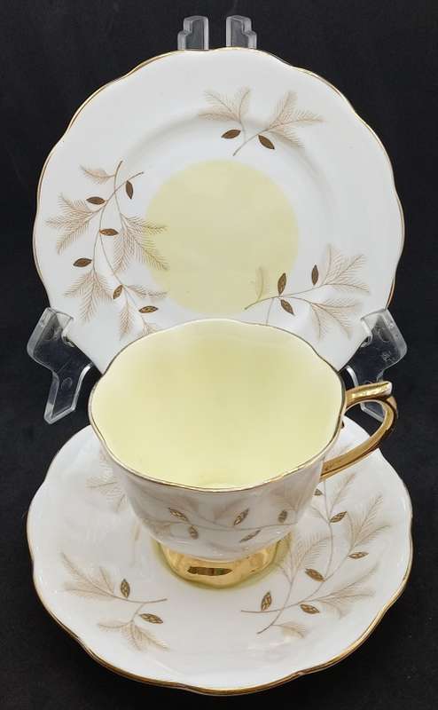 Vintage Royal Albert MONTROSE trio Fine Bone China -England - (5 Available bid is for one)