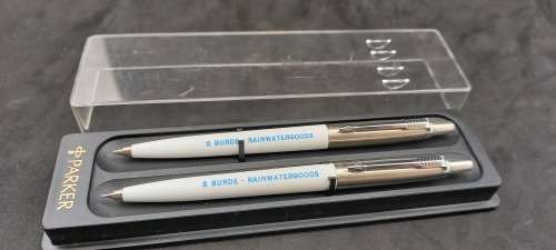 1990 Parker Pen and Pencil set (Branded) Ink is 0k- in good Condition in case