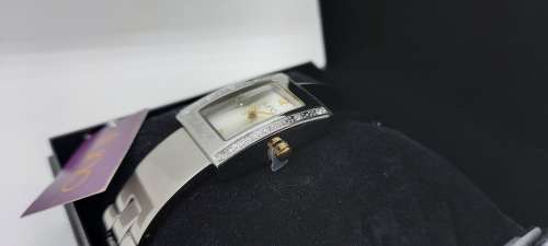 Unused `new` luno Ladies Quarts watch still in Box -metal strap - Need a new Battery -5 available