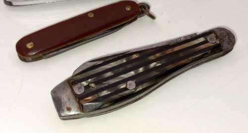 3 Small vintage Pocket Knifes