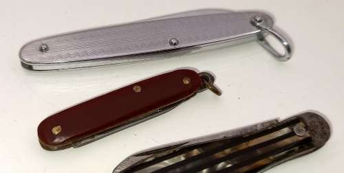 3 Small vintage Pocket Knifes