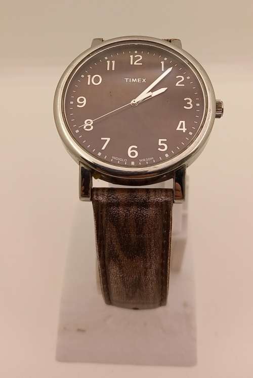 Pre-owned Vintage TIMEX Indiglo Quartz watch working with new lithium battery leather strap