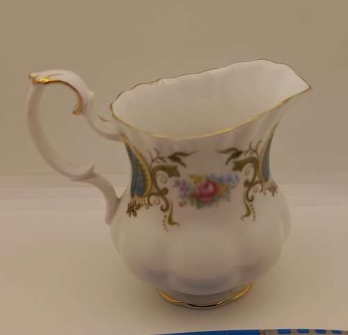 Vintage Royal Albert Berkeley coffee Creamer 90x110x70mm (Hairline Crack )