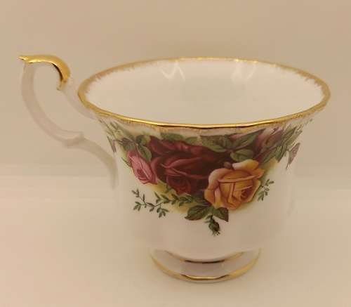 Vintage Royal Albert "OLD COUNTRY ROSES"  Tea Cup (Hairline Crack)