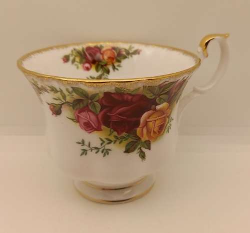 Vintage Royal Albert "OLD COUNTRY ROSES"  Tea Cup (Hairline Crack)