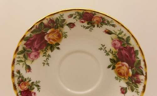 Vintage Royal Albert "OLD COUNTRY ROSES"  Saucer 140mm