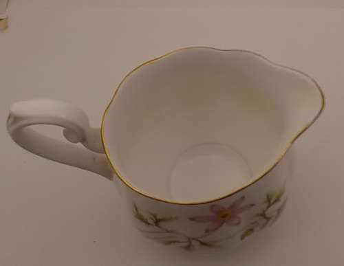 Vintage RICHMOND `WILD ANEMONE` Bone China Creamer Made in England(Hairline Crack)