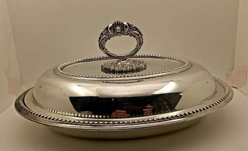 Vintage Silver Plated Tureen with removable Butlers Key (Plating very Good)