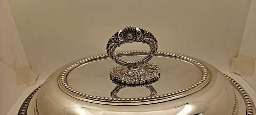Vintage Silver Plated Tureen with removable Butlers Key (Plating very Good)