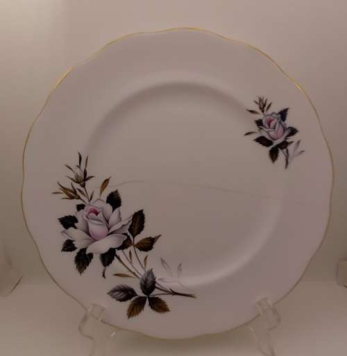 Vintage Porcelain Royal Albert QUEENS MESSENGER Dinner pate  (265mm)   (BADLY CRACKED)