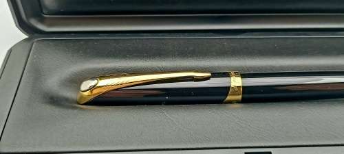 Unused Black Ellipse Parker Fountain Pen with 18kt Gold 750  Medium Nib in Box -Made in France