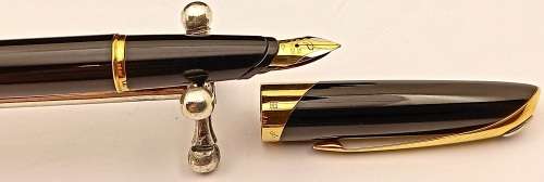 Unused Black Ellipse Parker Fountain Pen with 18kt Gold 750  Medium Nib in Box -Made in France