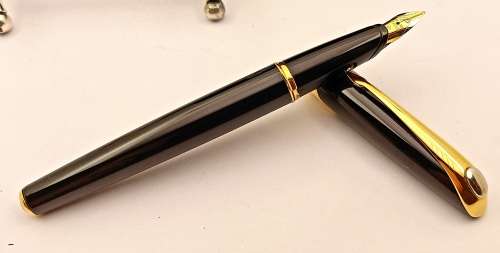 Unused Black Ellipse Parker Fountain Pen with 18kt Gold 750  Medium Nib in Box -Made in France
