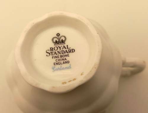 Vintage Royal Standard "Garland" Fine Bone China Tea Cup 82x107x82mm